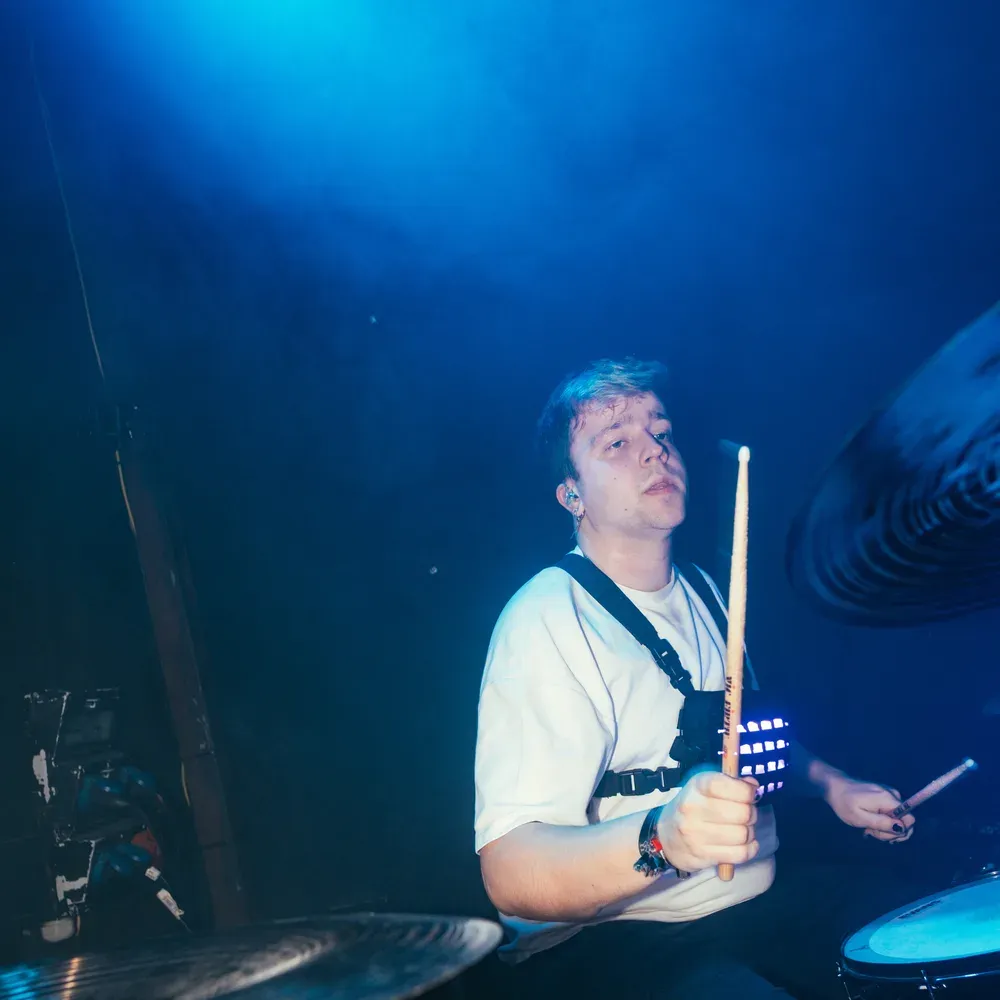 Saenger und Gitarrist schreien gemeinsam ins Publikum